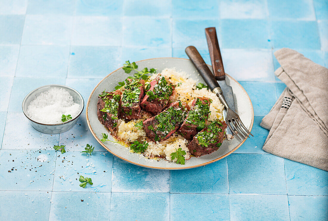 Gekräutertes Steak mit Risotto