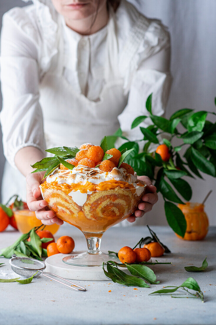 Clementinen-Trifle mit Biskuitrolle