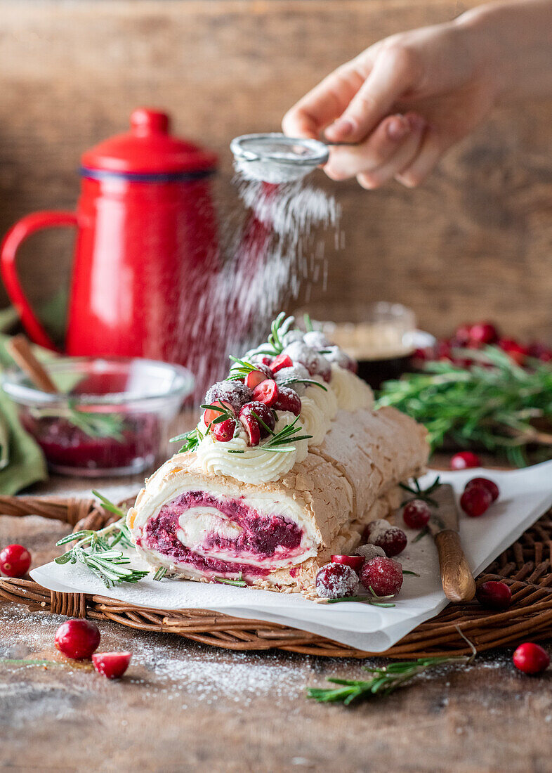 Cranberry-Baiser-Roulade