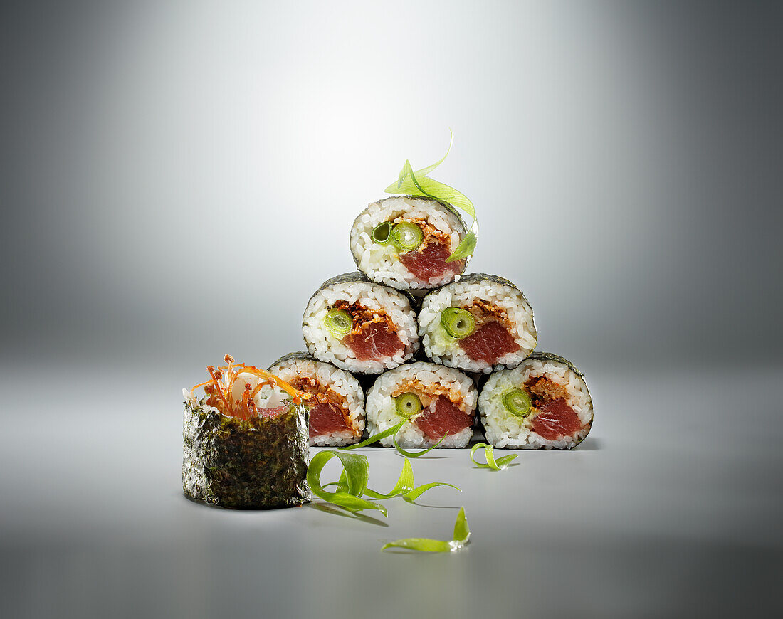 Maki-Sushi mit Thunfisch