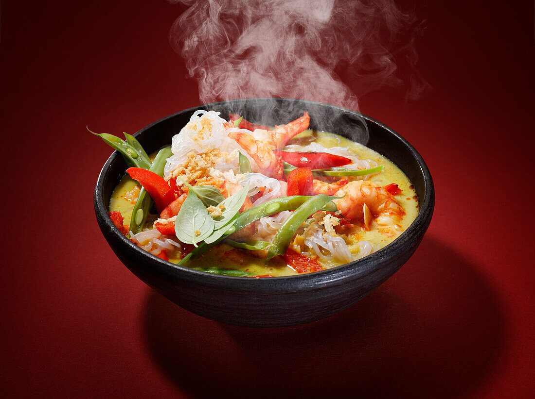 Malaysische Suppe mit Shrimps und Zuckerschoten