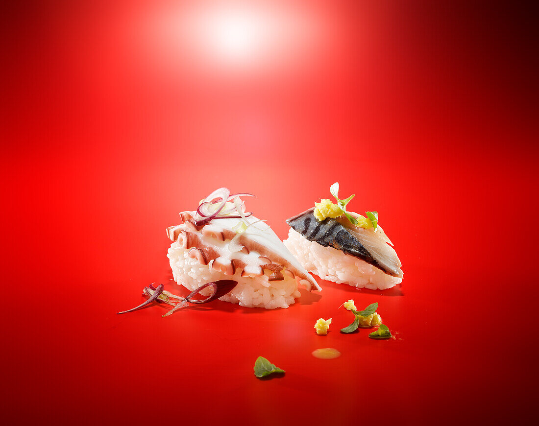 Nigiri-Sushi mit Pulpo und mit Makrele
