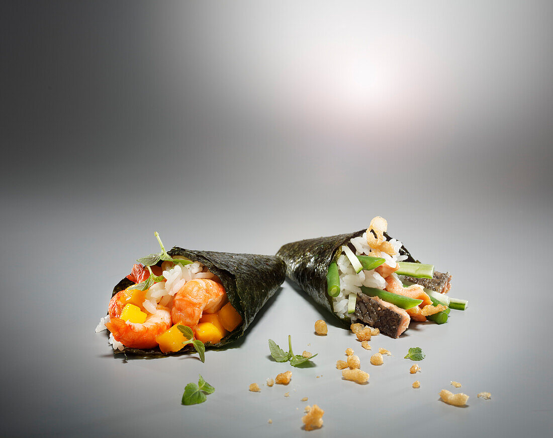 Temaki-Sushi mit Garnelen und mit Lachs