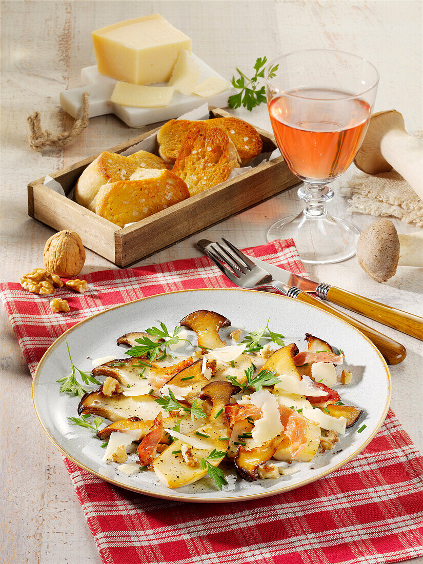 Kräuterseitlingssalat mit Speck, Walnüssen und Parmesan