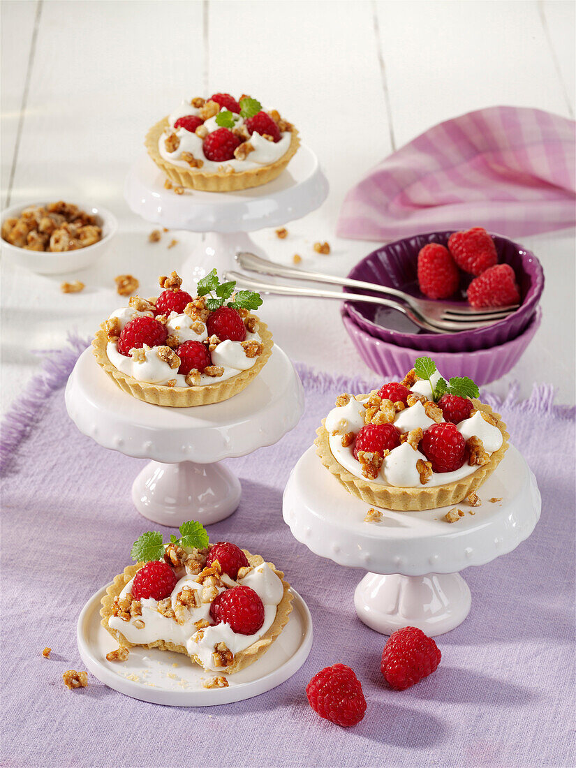 Kleine Himbeertartes mit Mascarpone-Sahne-Creme