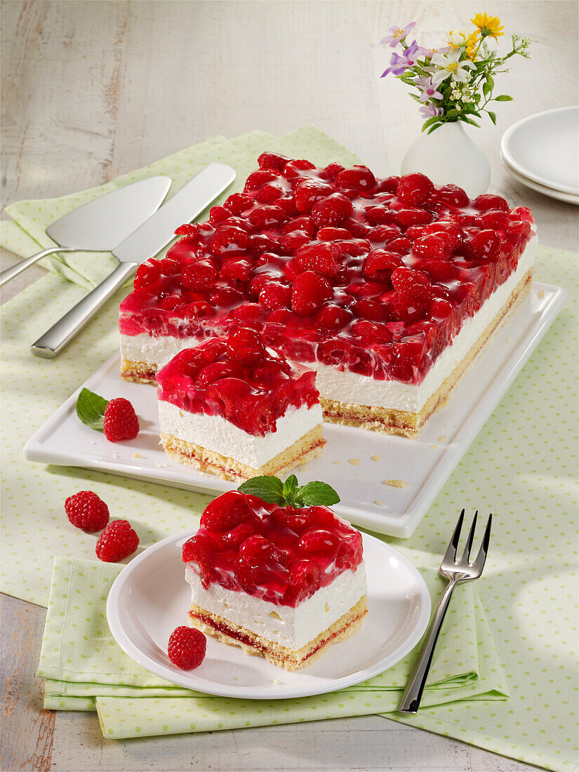 Raspberry tart with mascarpone cream