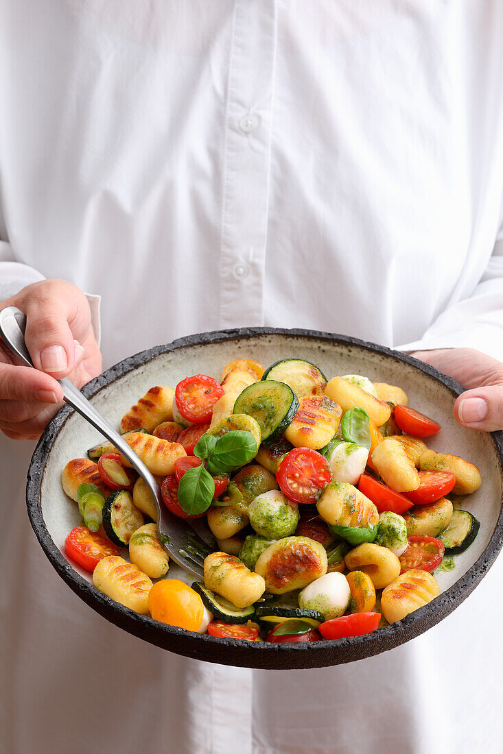 'Caprese' gnocchi salad with zucchini, tomatoes and mozzarella