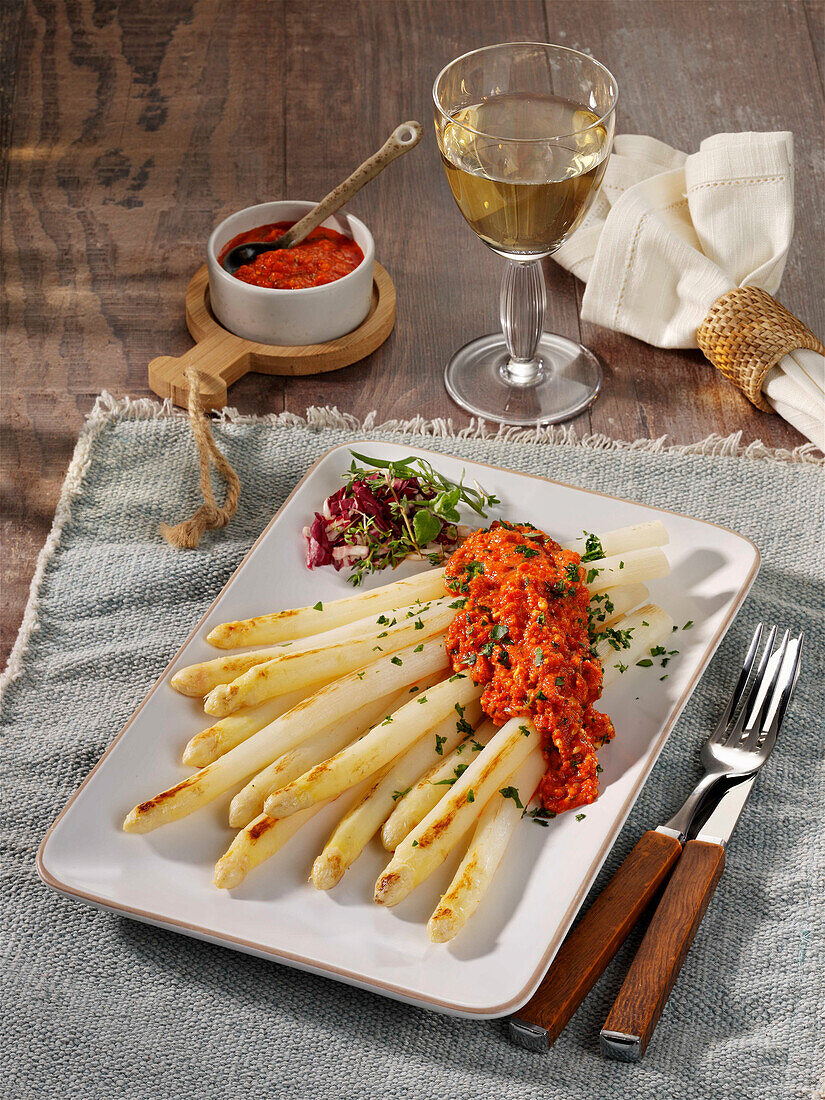 Gerösteter Spargel mit Romescossauce