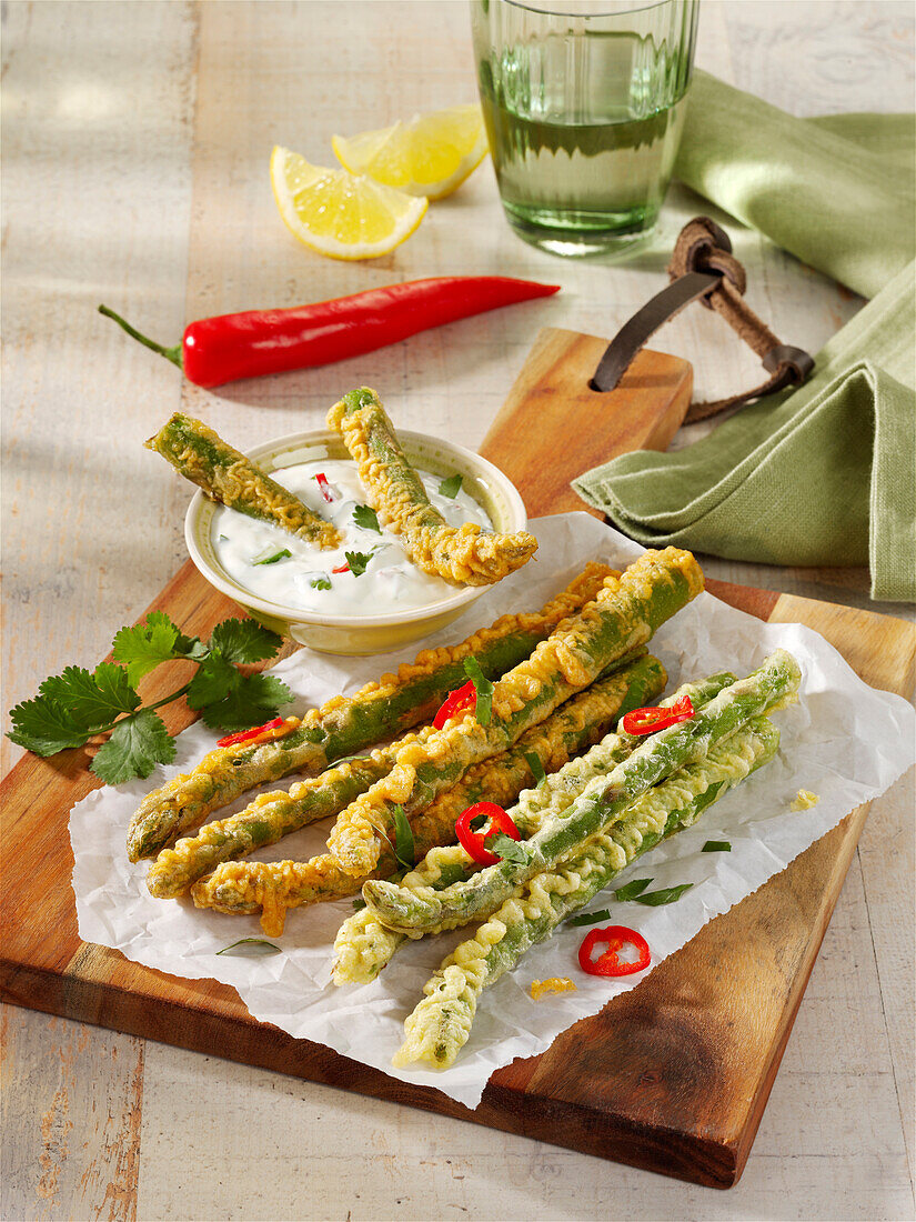 Grünes Spargel-Tempura mit Gurken-Soja-Dip