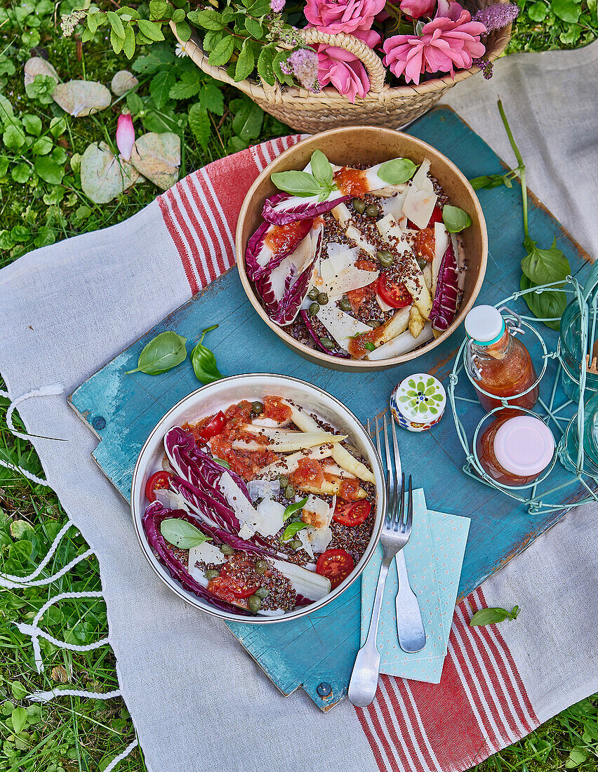 Gebratener Spargelsalat mit Pecorino und Tomaten-Dressing