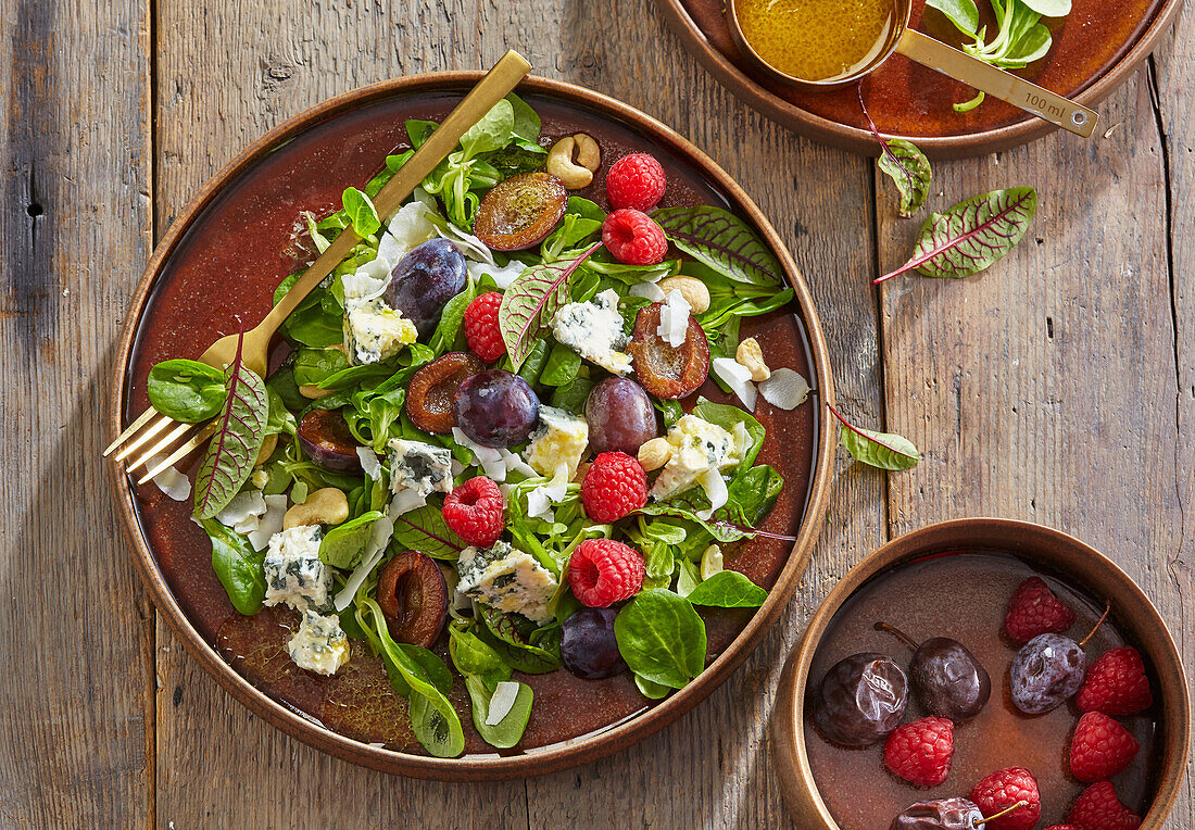 Salat mit Blauschimmelkäse, Pflaumen und Himbeeren