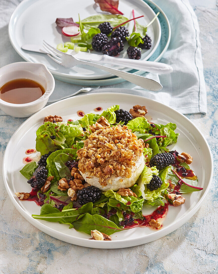 Salad with baked goat's cheese and blackberry sauce