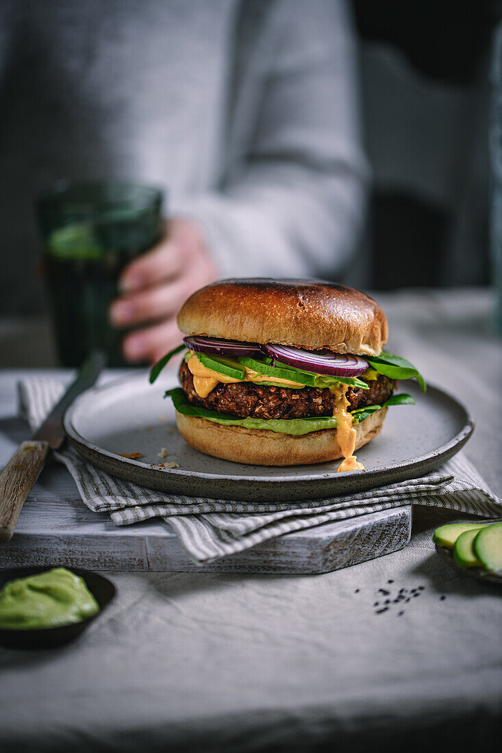 Veggie-Burger mit Cocktailsauce