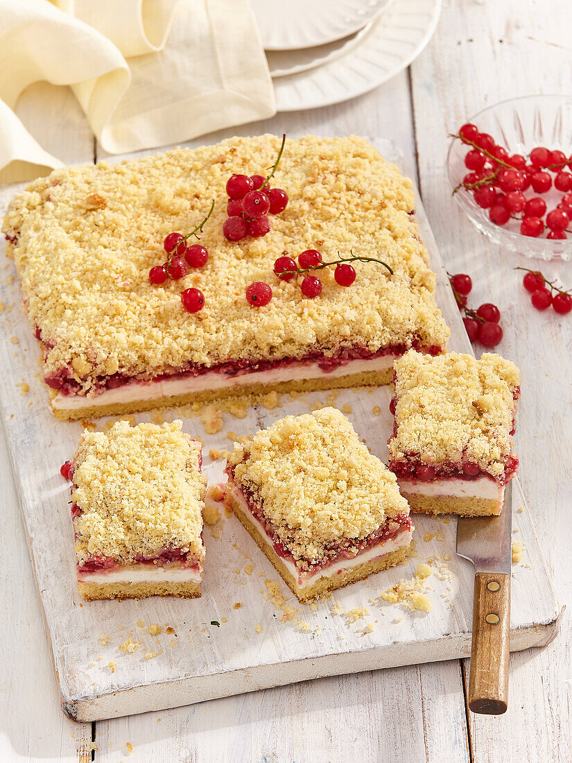 Käsekuchen-Schnitten mit roten Johannisbeeren