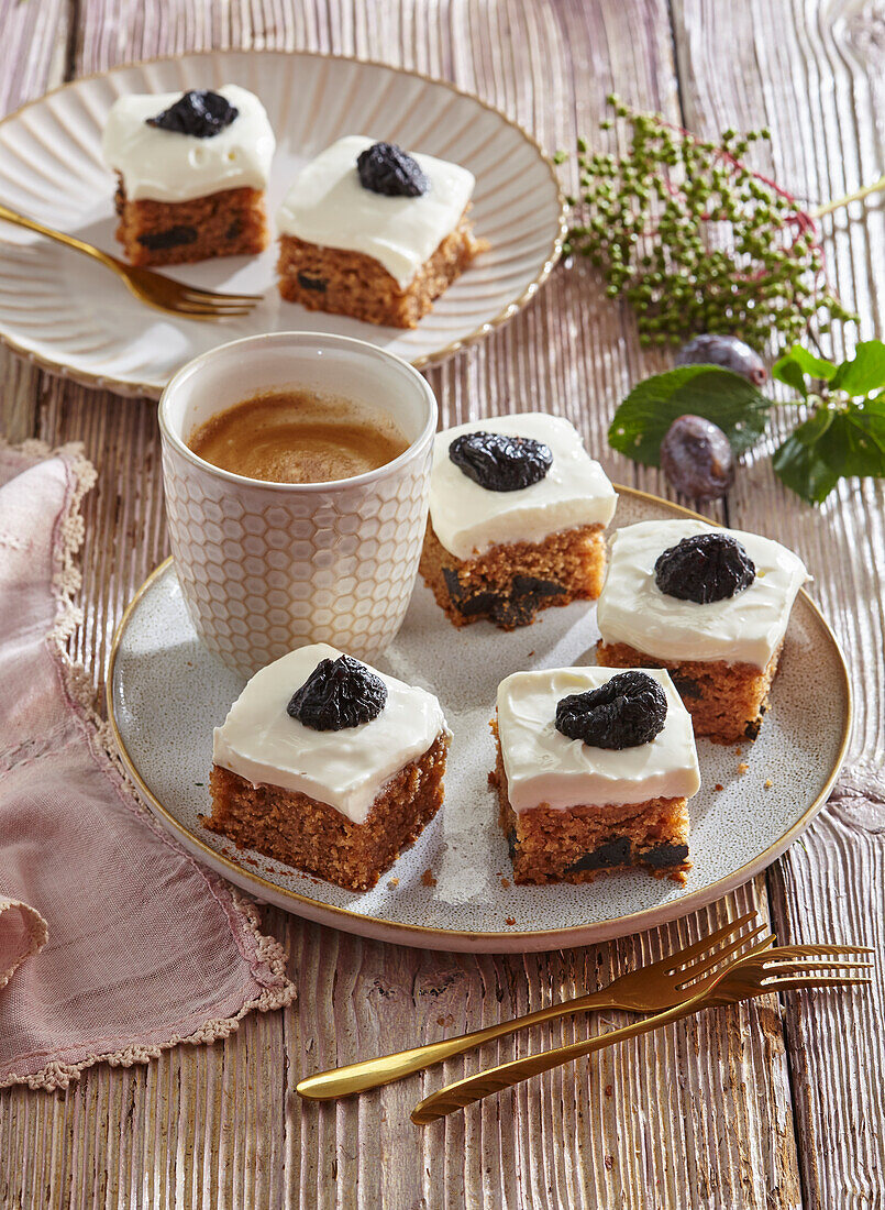 Gingerbread slices with plum jam and prunes