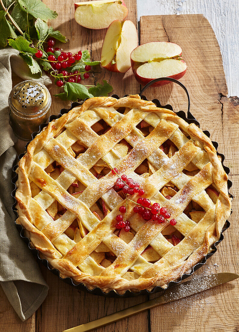 Herbstlicher Apfelkuchen mit Teiggitter