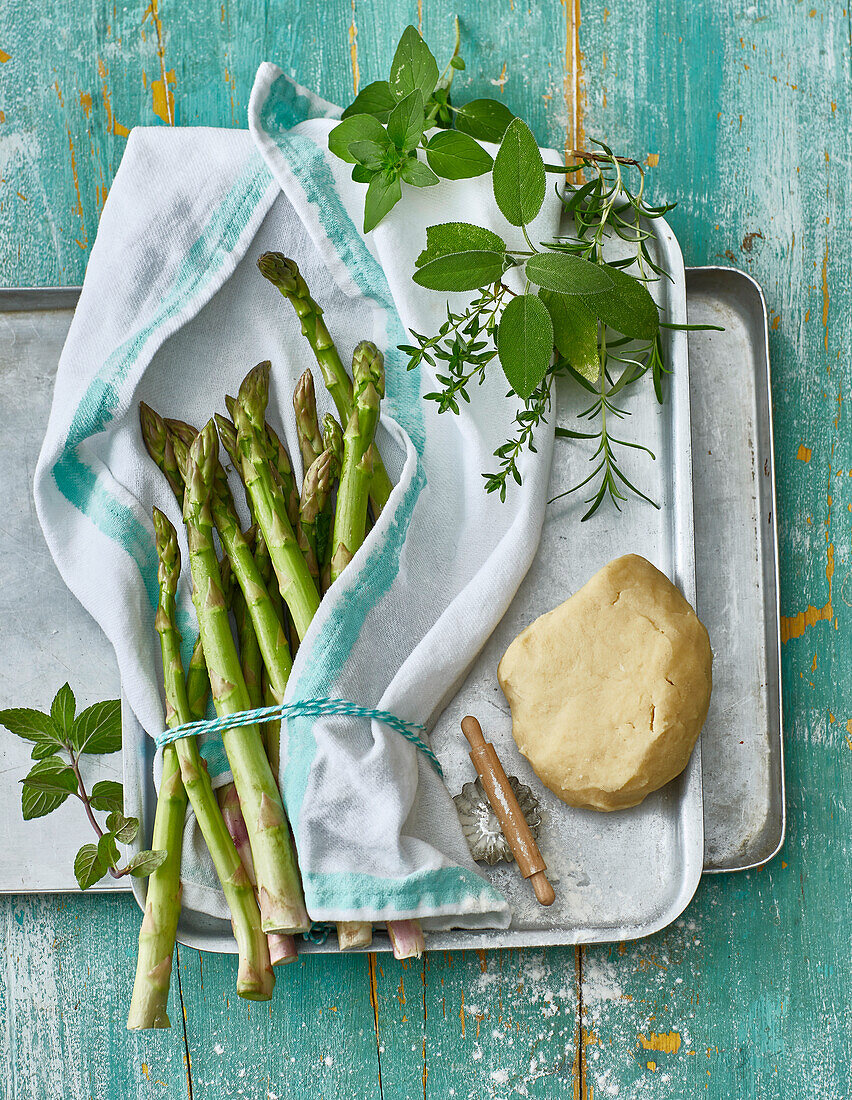 Tart dough, green asparagus and herbs