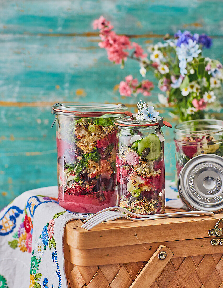 Veganer gerösteter Blumenkohlsalat mit Rote-Bete-Hummus und Dukkah