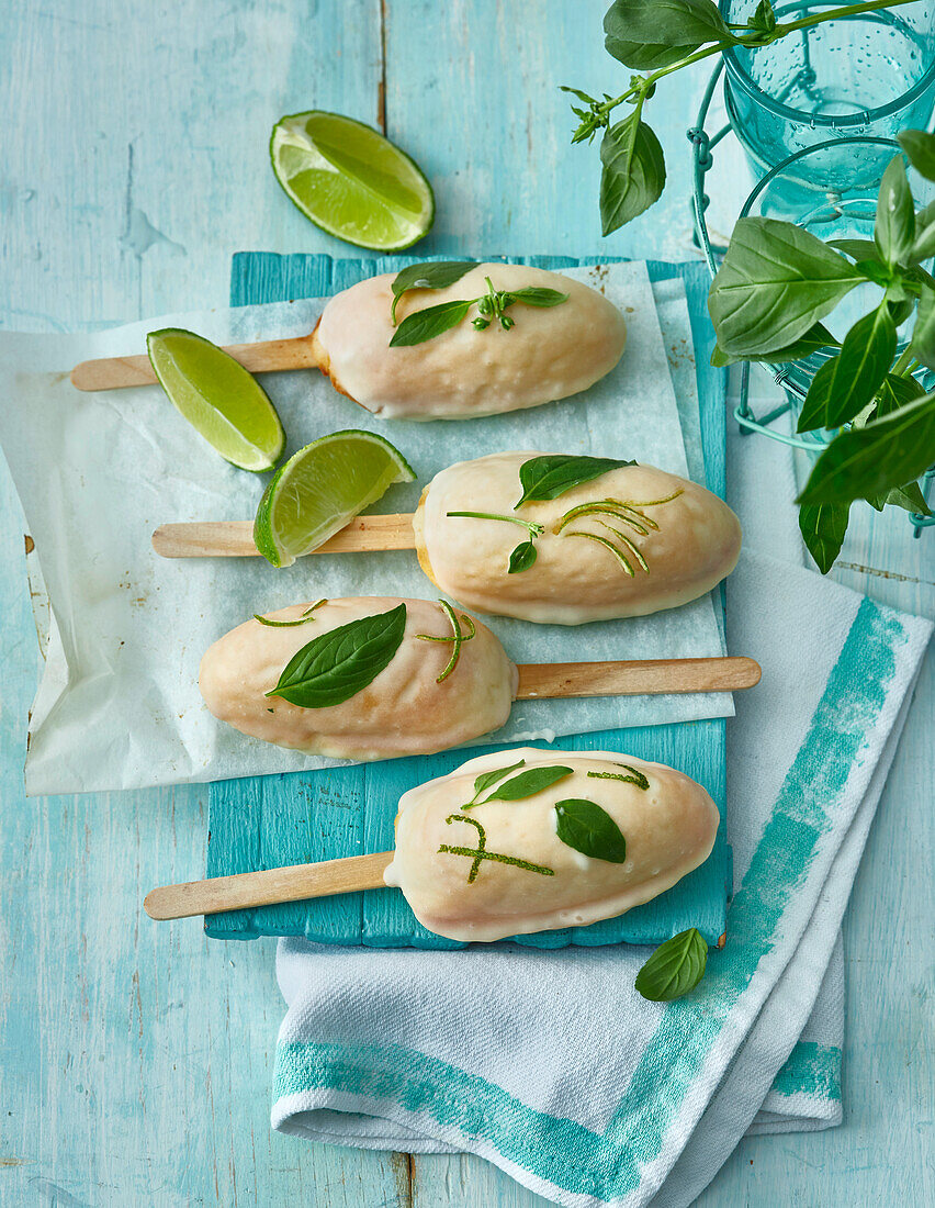 Limetten-Joghurt-Lollies mit Basilikumguss