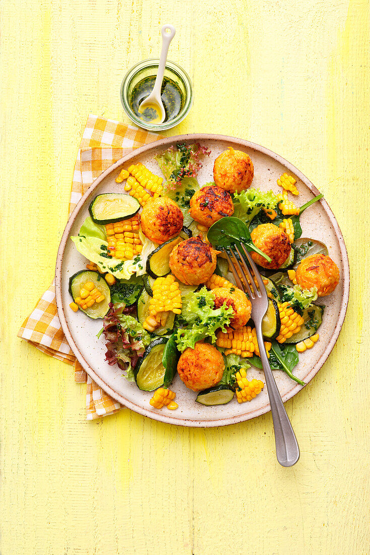 Gerösteter Maissalat mit Bulgurbällchen