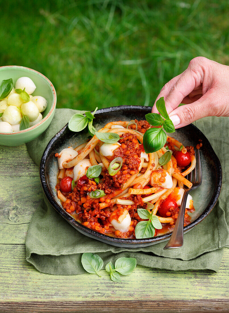 Makkaroni mit Linsen-Hackfleisch-Bolognese und Minimozzarella