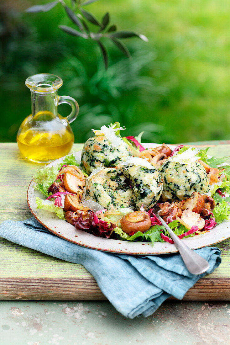 Mozzarella-Kräuter-Knödel mit Champignons-Salat