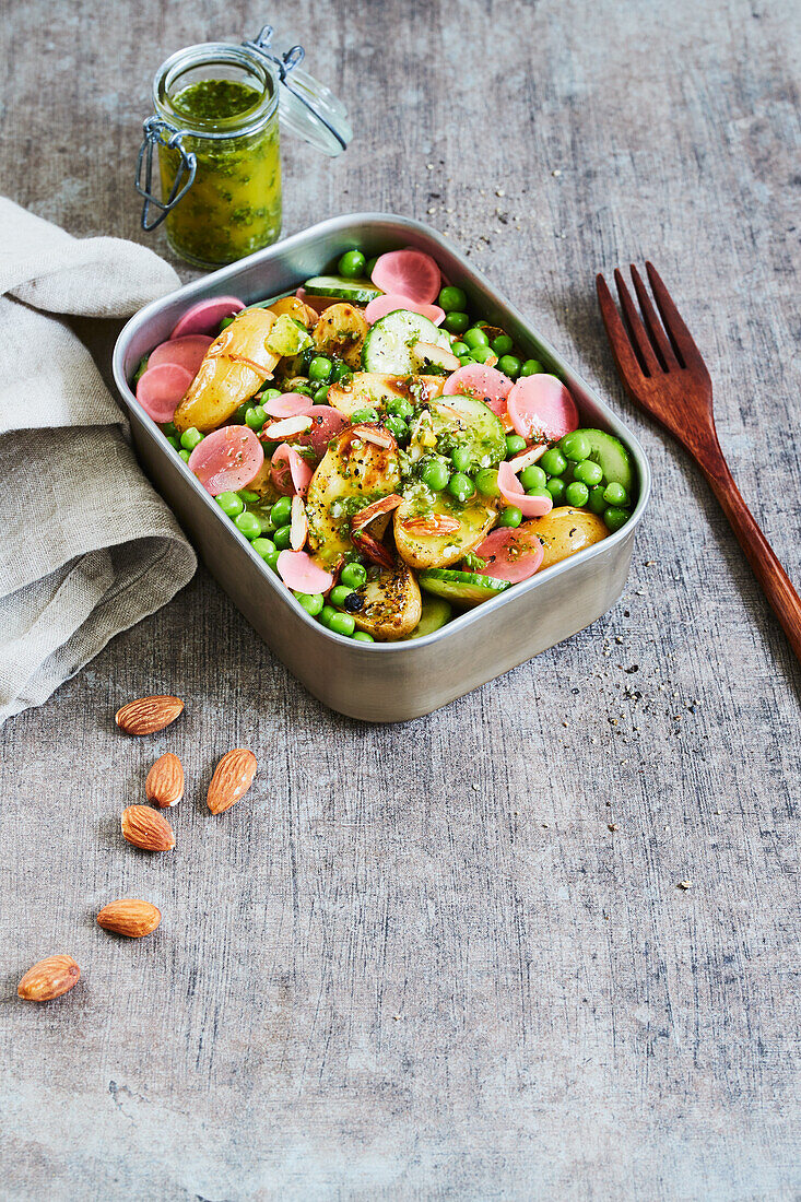 Kartoffel-Gurken-Salat mit Radieschen und Kräuter-Vinaigrette