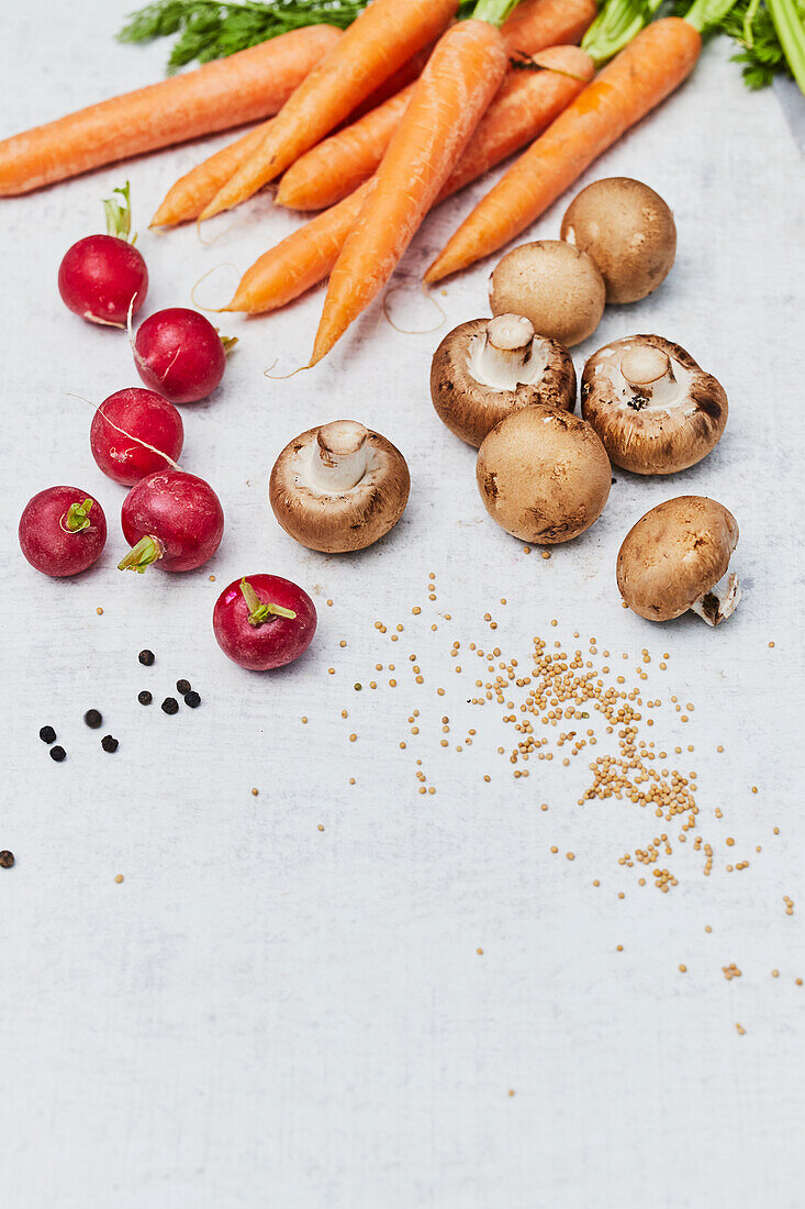 Radieschen, Möhren, Champignons, Pfefferkörner und Senfkörner