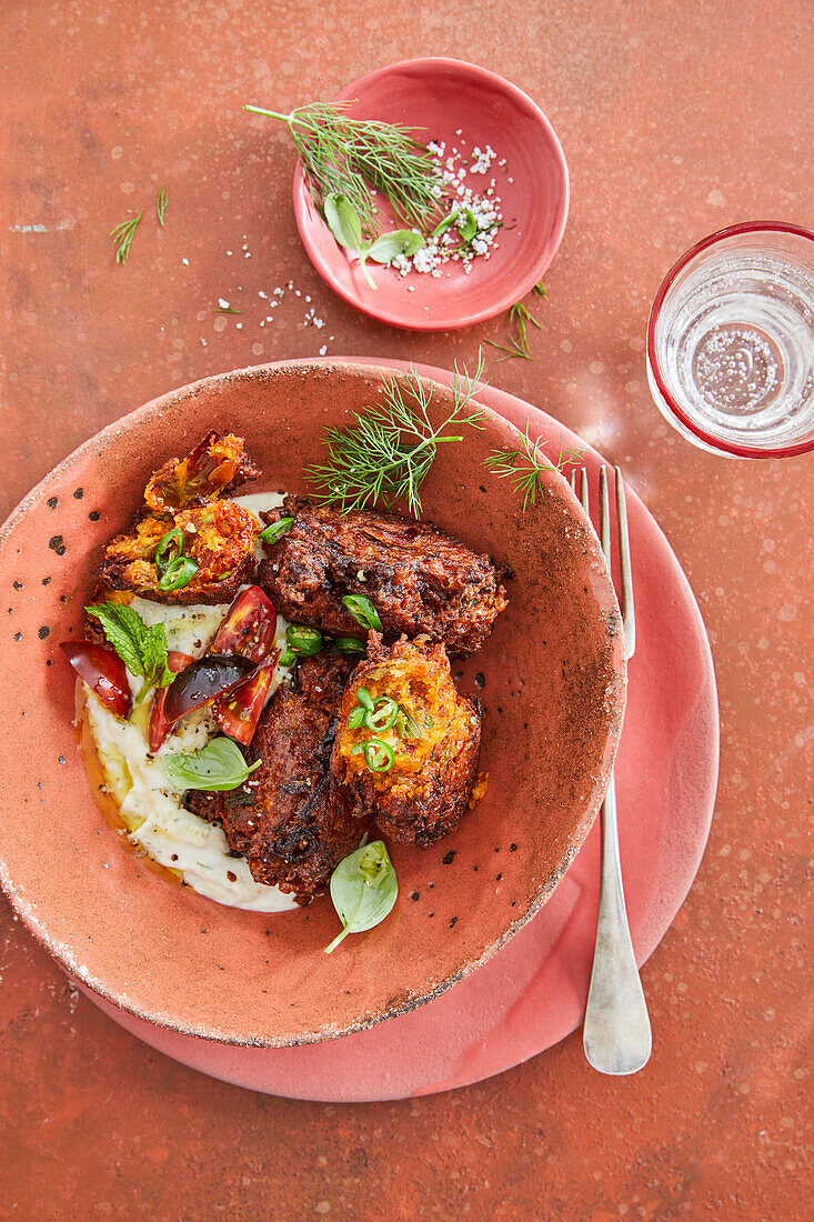 Vegane Tomaten-Fritters auf weiße Bohnen-Dill-Creme