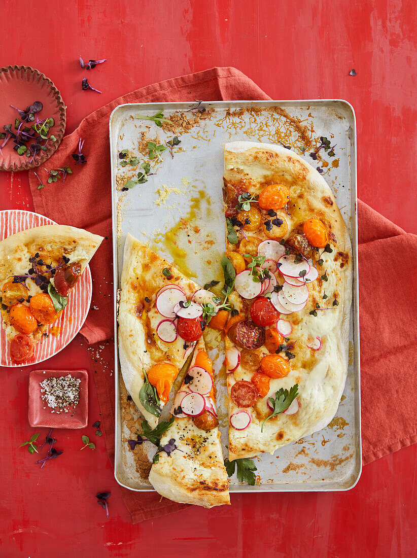 Bunte Tomaten-Taleggio-Pizza mit Radieschen