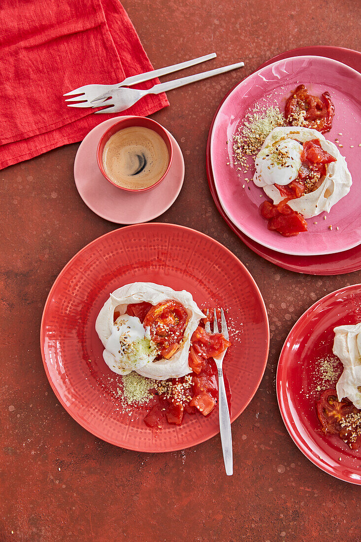 Pavlova mit süßen Tomaten und Minzzucker