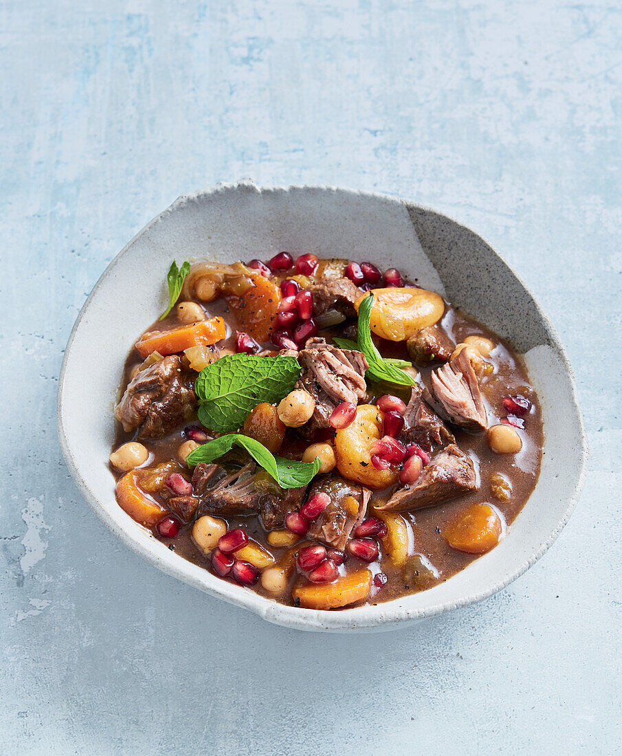 Lamb stew with apricots from the slow cooker