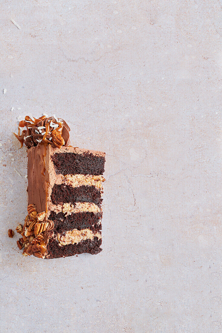 Deutscher Schokoladenkuchen mit Pekannüssen