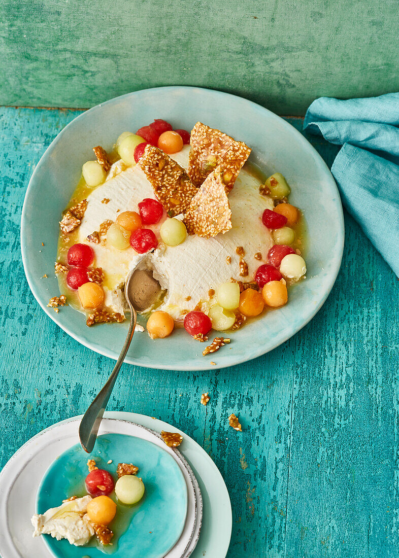 Süßer Labneh mit Melonenkugeln