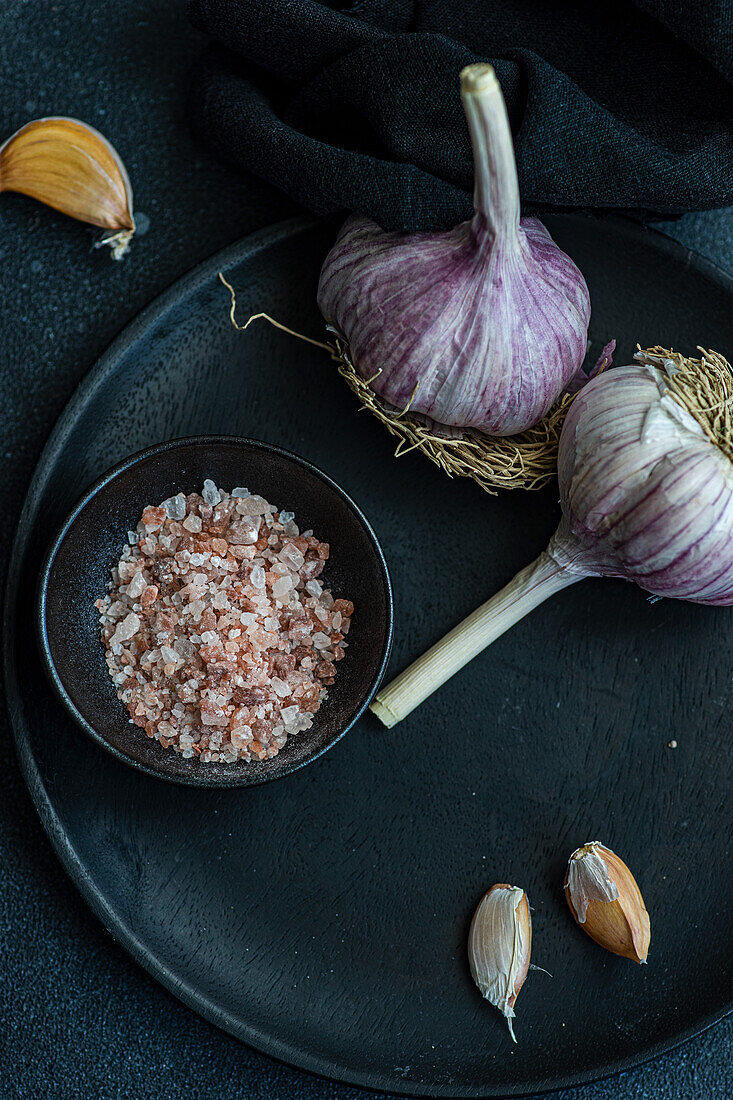 Knoblauch auf schwarzem Teller