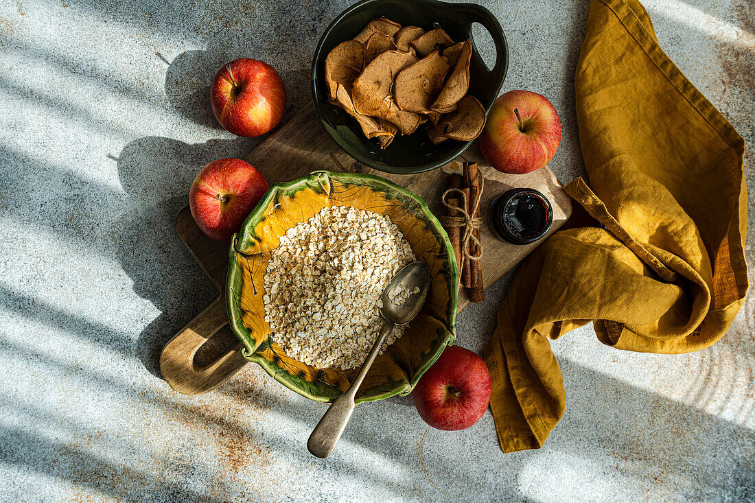 Haferflocken, Äpfel und Zimtstangen für gesundes Frühstück