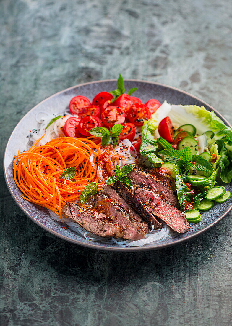 Reisnudel-Gemüse-Bowl mit Steak