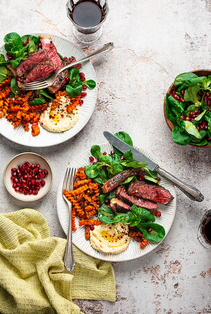 Würzige Steakscheiben mit Kürbischips und Hummus