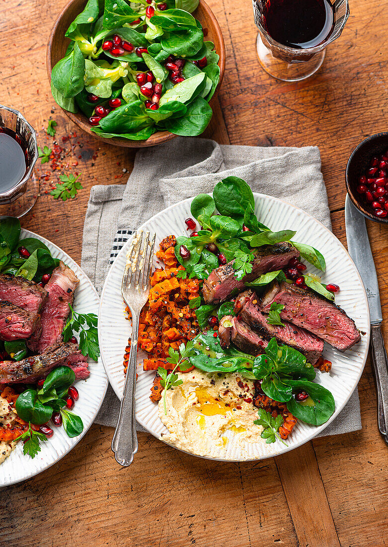 Würzige Steakscheiben mit Kürbischips und Hummus