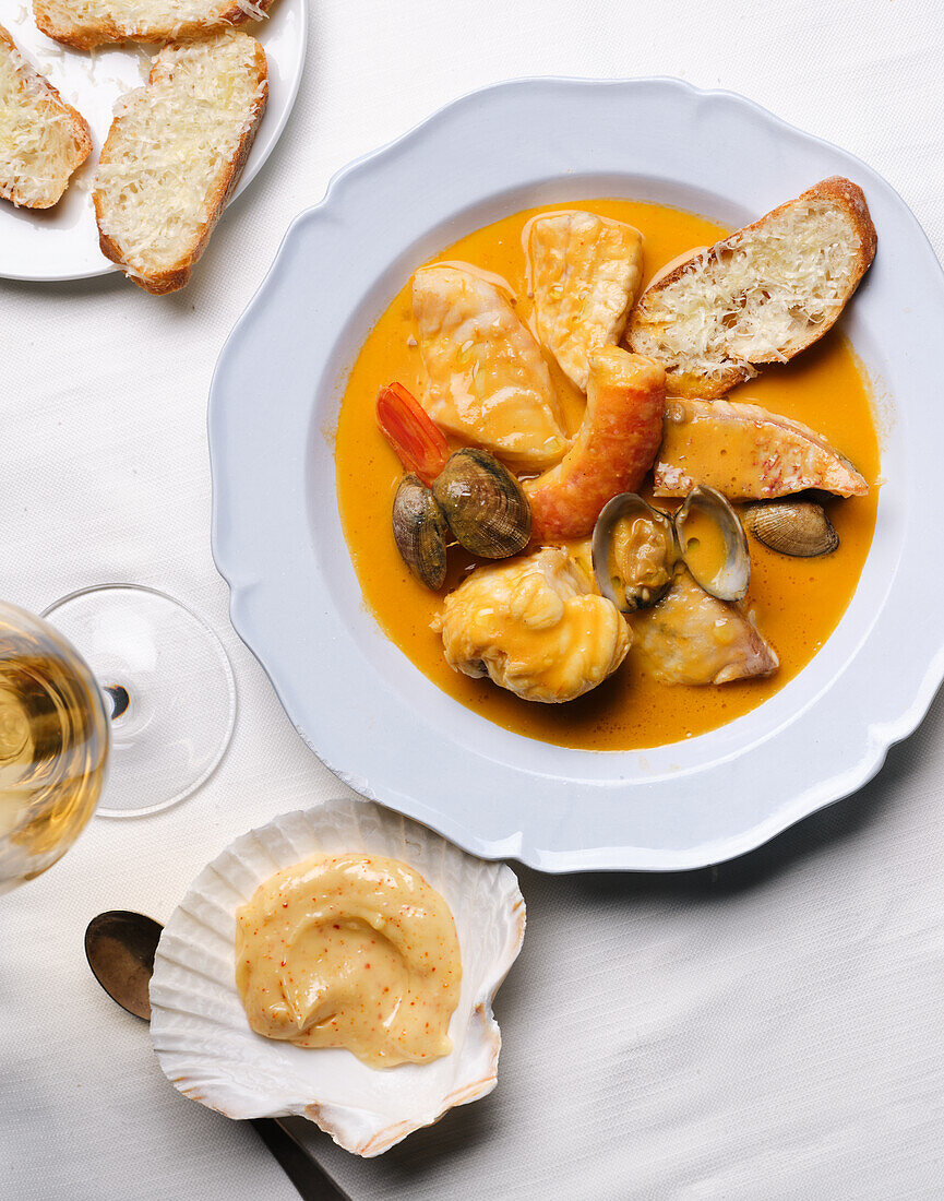 Französische Fischsuppe mit Pastis und Fenchel, dazu Rouille