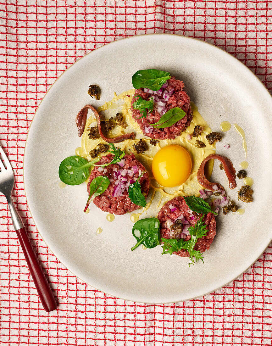 Steak Tartare mit Ei und frittierten Kapern