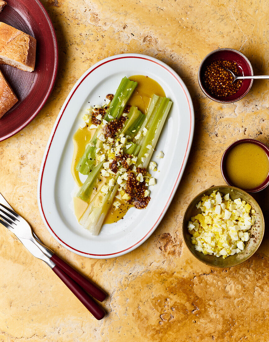 Lauch in Vinaigrette mit Ei und eingelegtem Senf