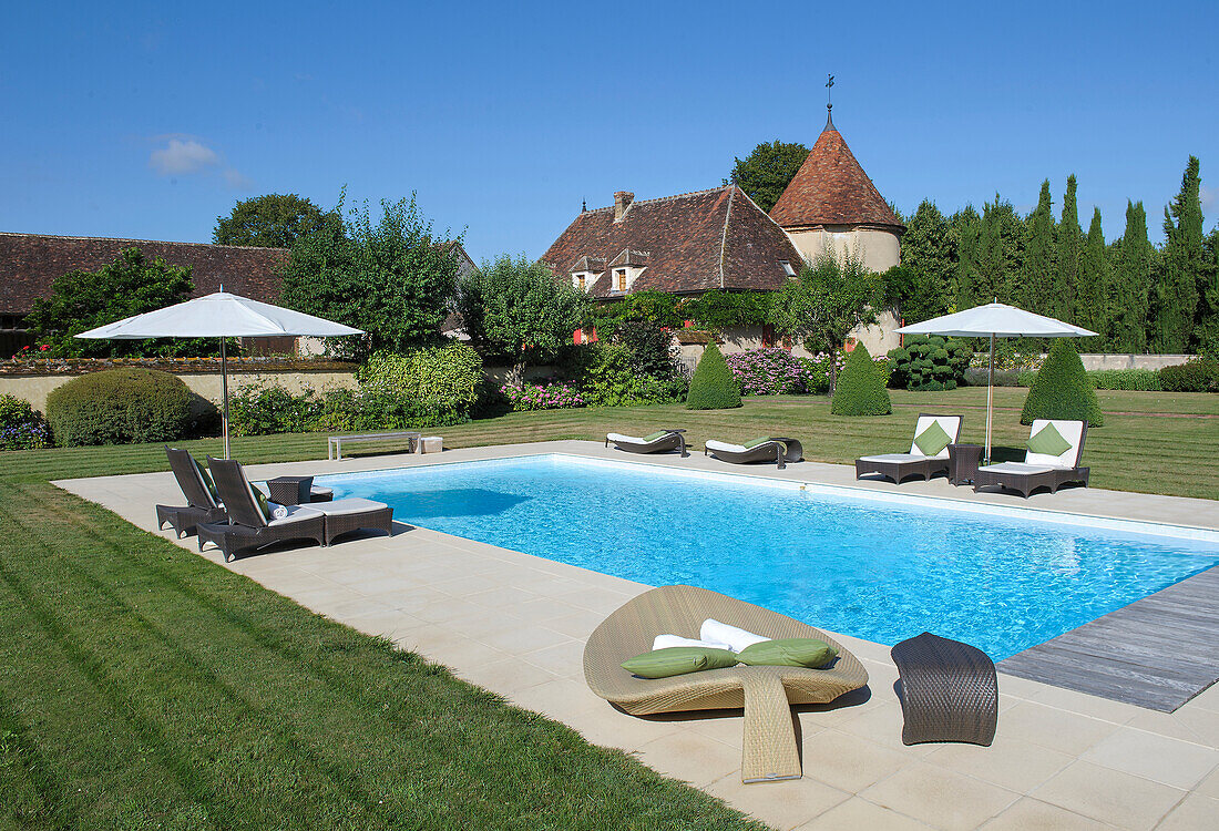 Pool mit eleganten Liegen im Garten