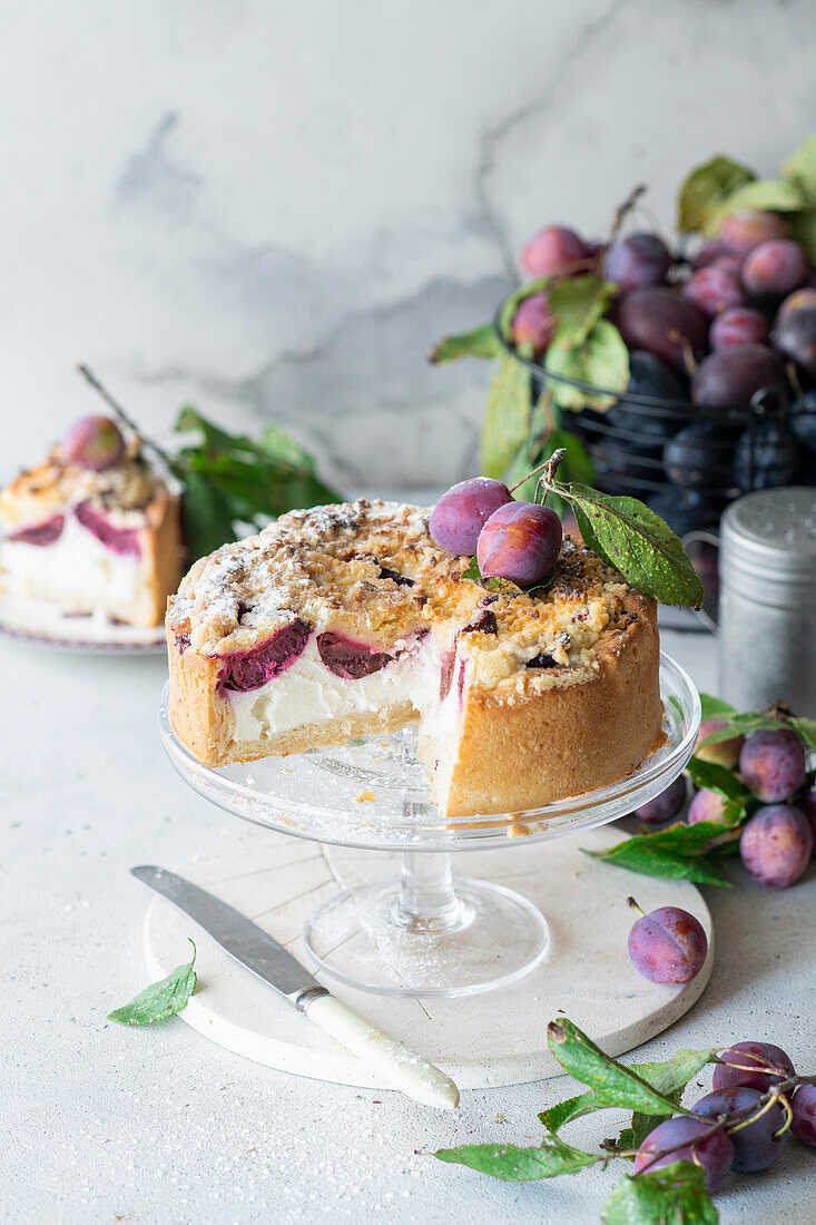 Plum cake with quark and crumble