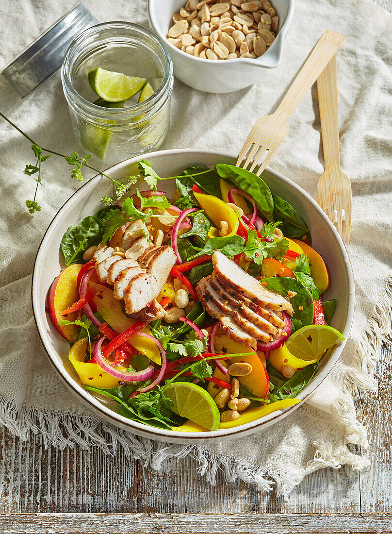 Hähnchen-Thai-Salat mit Mango und Pfirsichen