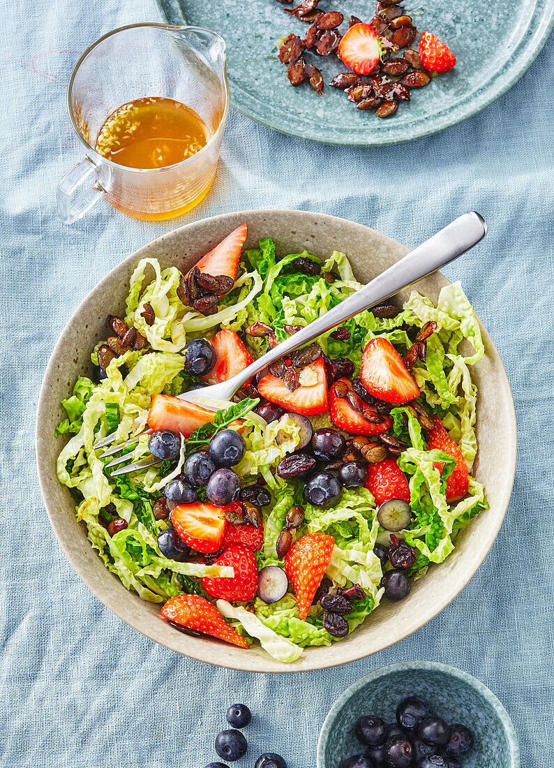 Erdbeer-Wirsing-Salat mit Heidelbeeren