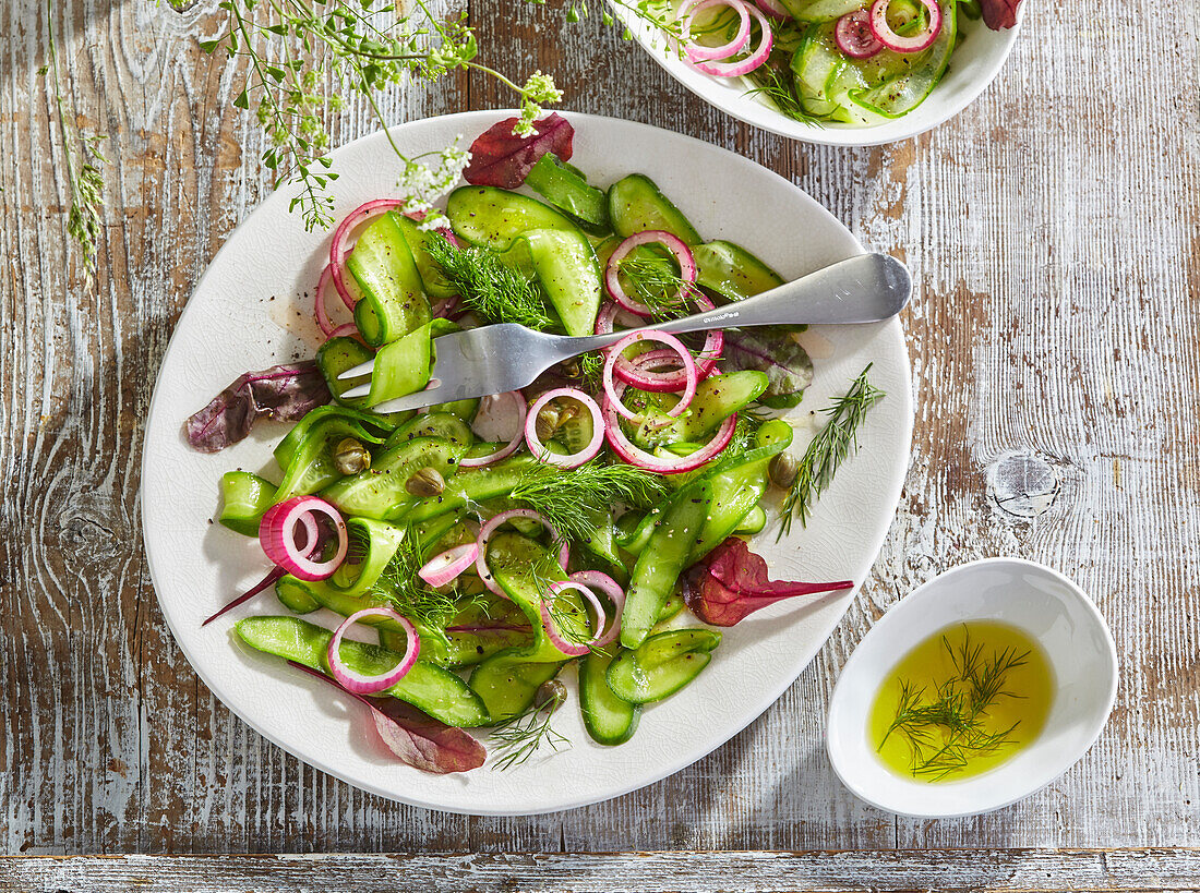 Gurkensalat mit Dill und roten Zwiebeln