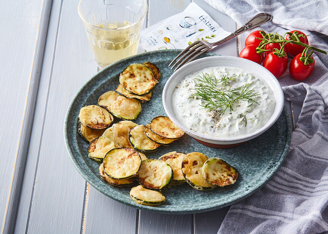 Zucchinichips mit Tzatziki