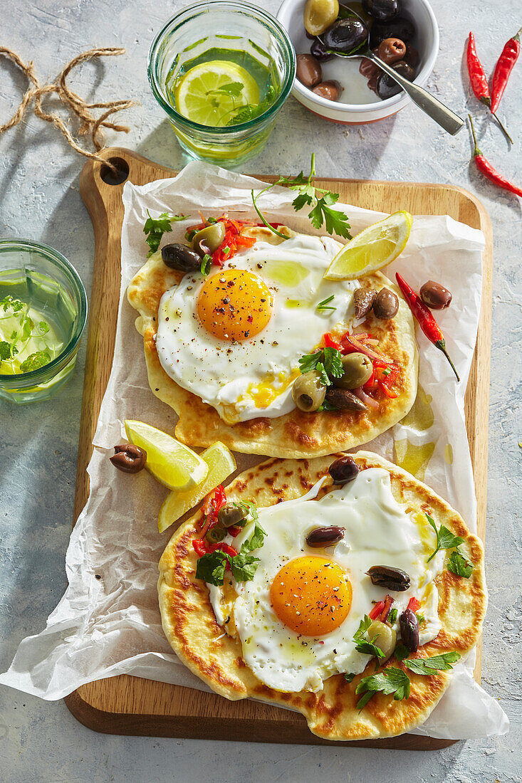 Türkische Eier auf Fladenbrot