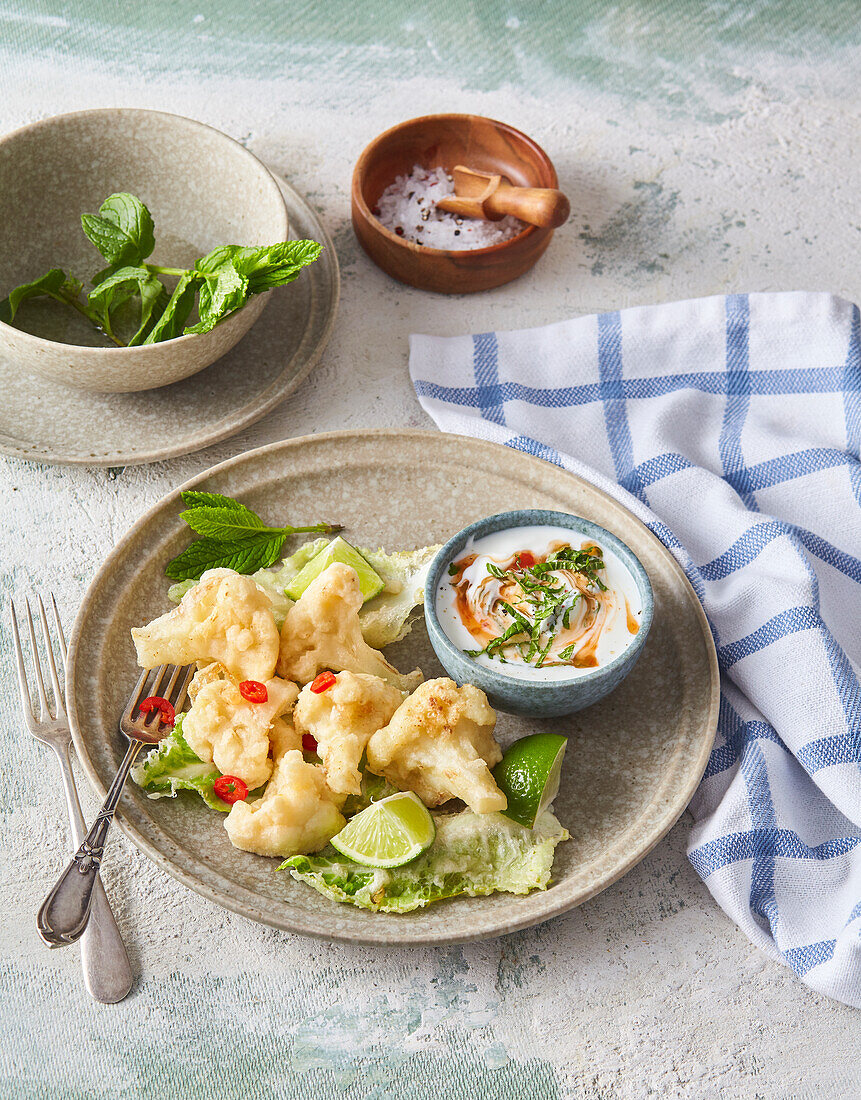 Tempura-Blumenkohl mit Kräuter-Joghurt